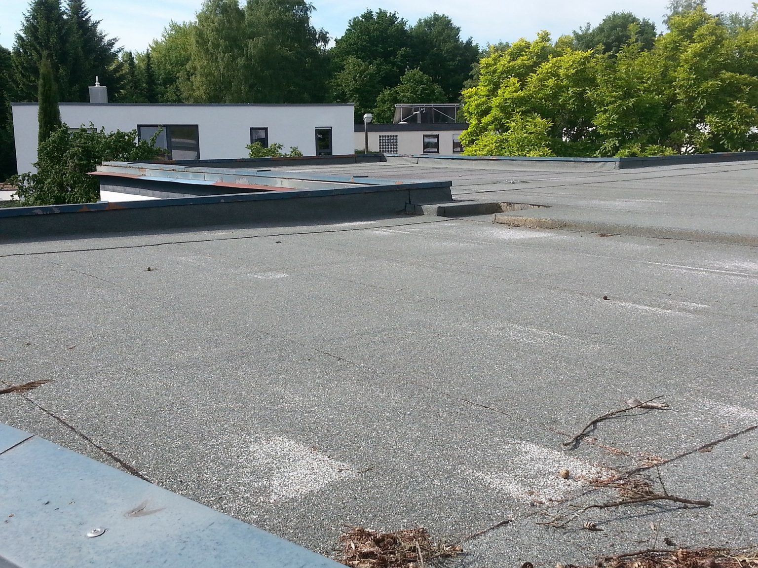 Is the Roofing Company willing to provide a warranty and guarantee on their workmanship?